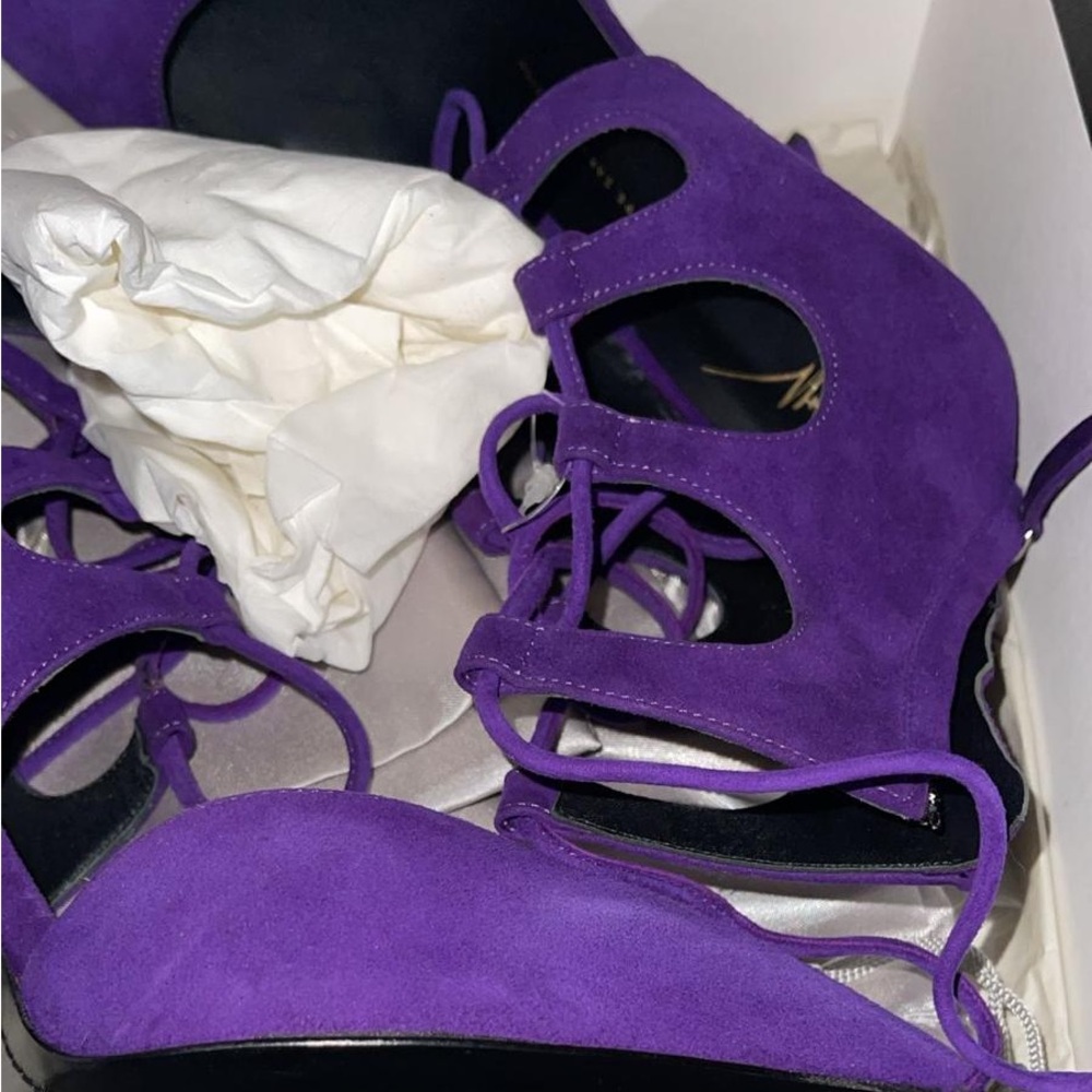 High heel club purple heels only been worn out a couple times cute gives 2016